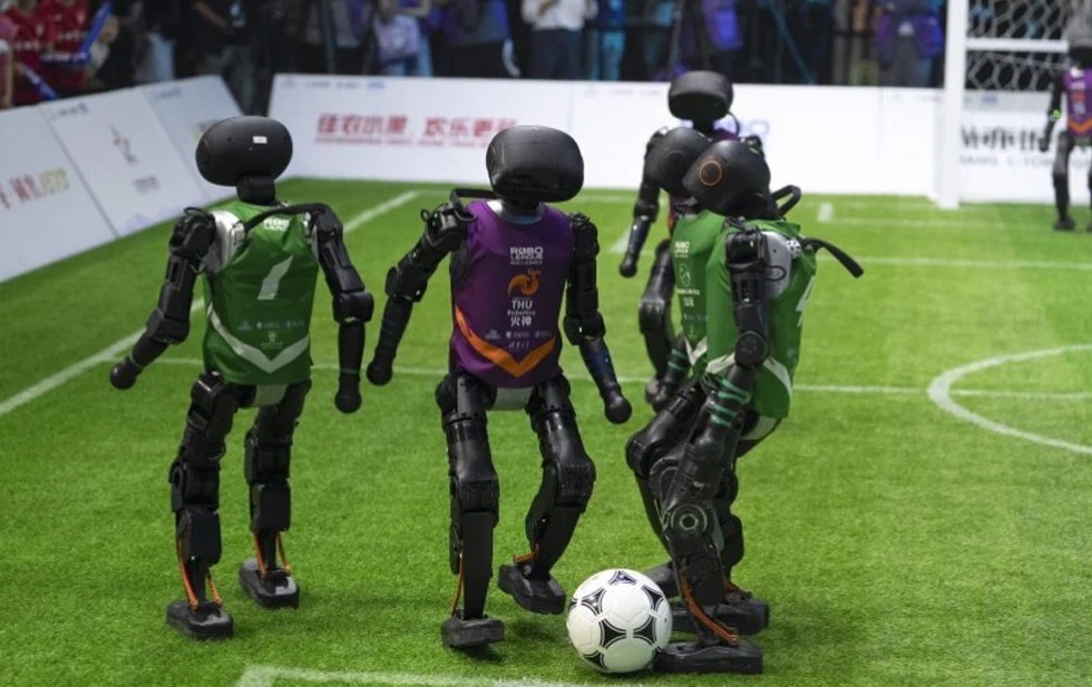 Revolución en el deporte: robots humanoides juegan fútbol sin control de humanos en Pekín