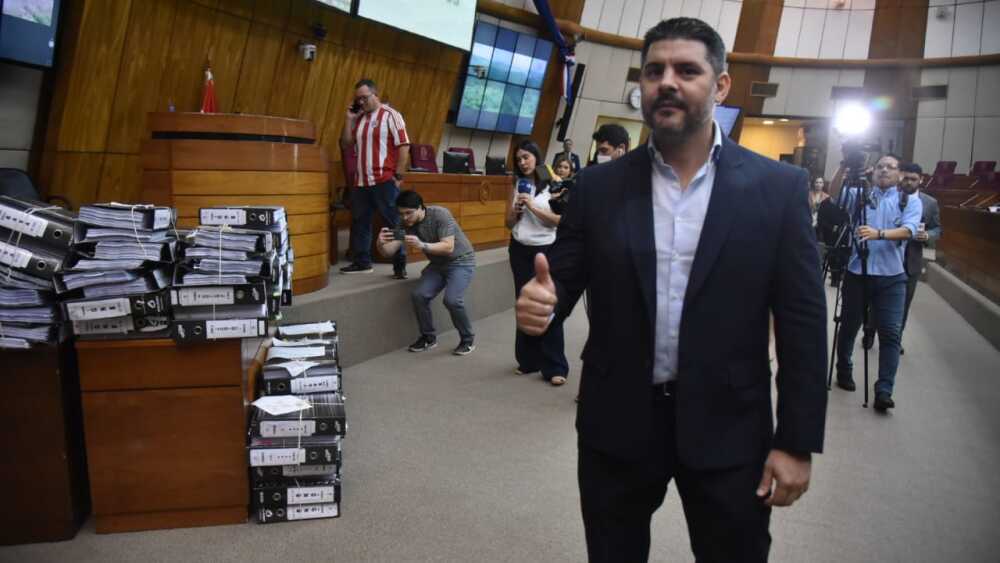 Destacaron al bombero que incendió la casa: Diputados aprueban intervención a Nenecho pero lo felicitan por “valiente”