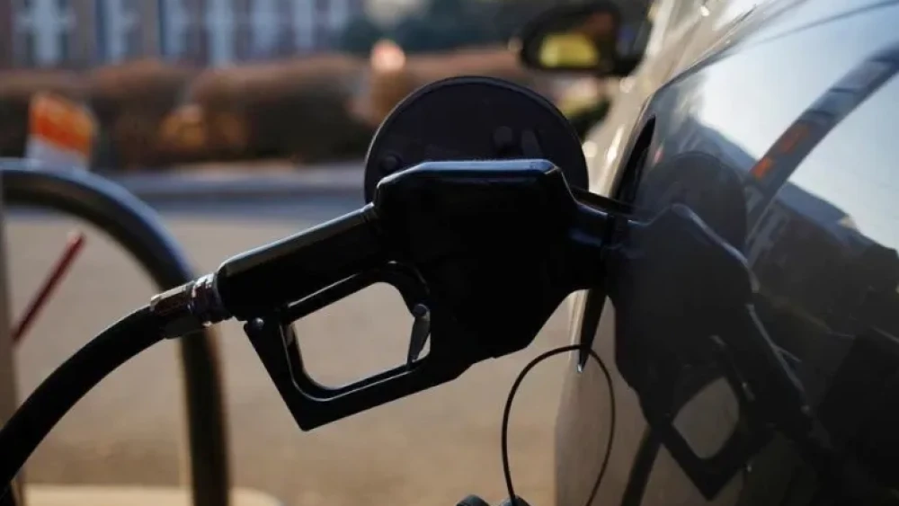 Analista financiero advierte que el ajuste de precios de combustibles es inminente