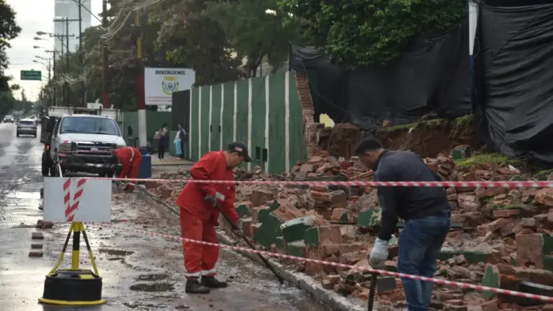 Tormenta derrumba muro de sede militar y dificulta tránsito sobre la avenida Artigas
