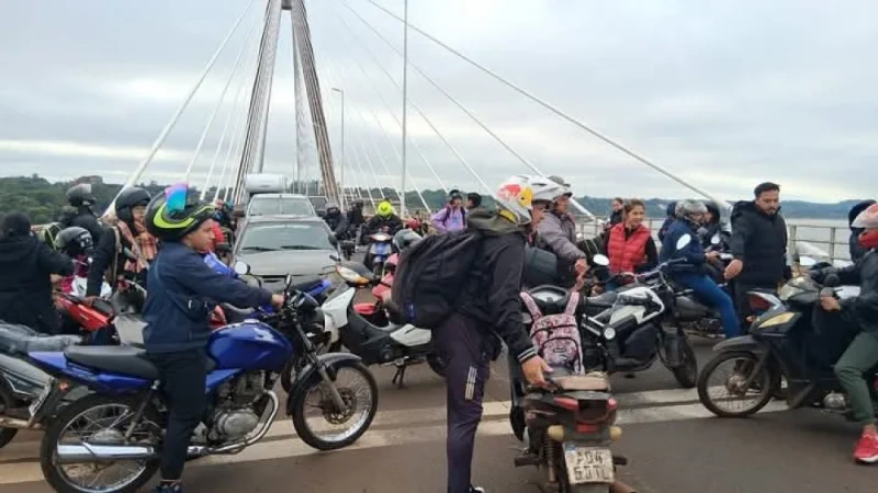 Trabajadores fronterizos cierran puente en Encarnación contra medidas migratorias de Milei