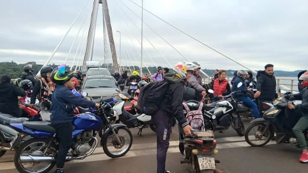 Trabajadores fronterizos cierran puente en Encarnación contra medidas migratorias de Milei