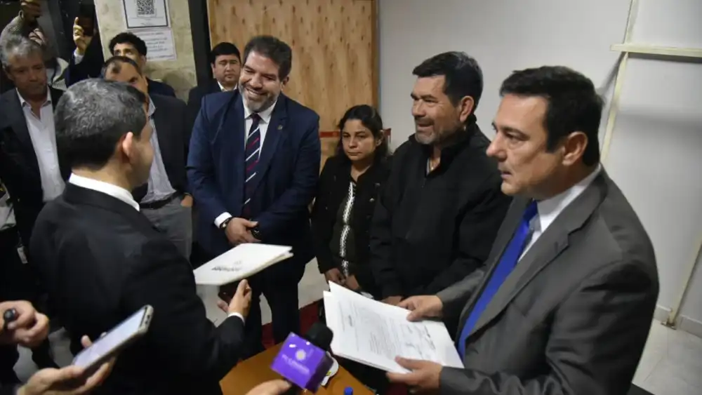 Padres de María Fernanda llegan al Congreso y piden aprobar la Ley Mafe