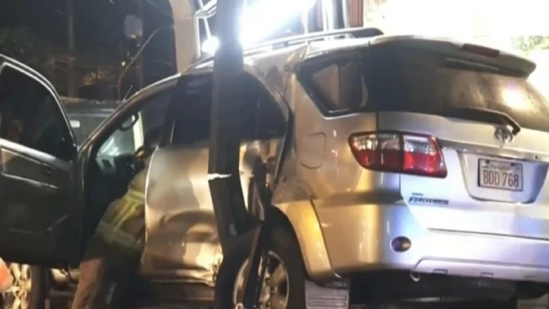 Ebria y desnuda choca a otros autos y termina contra una columna en Asunción