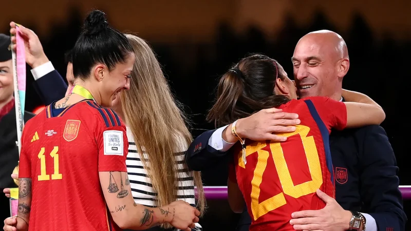 Confirman la condena por agresión sexual contra el exjefe del fútbol español por el beso a Jenni Hermoso