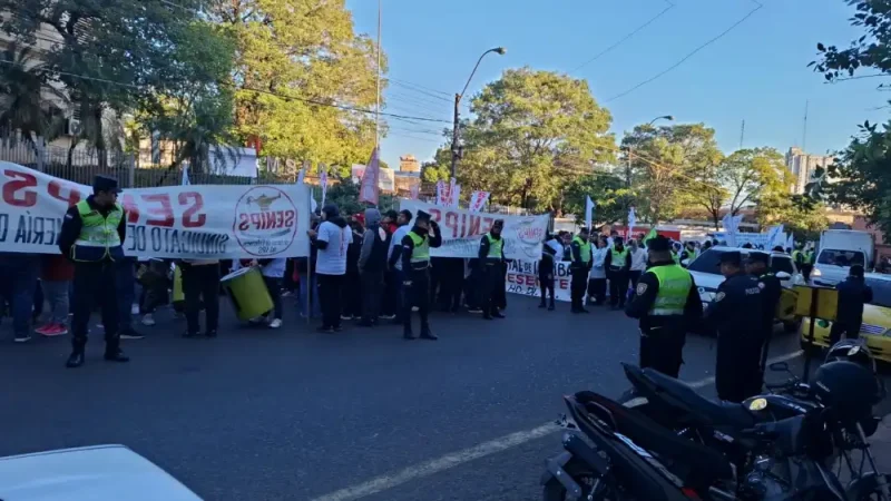 Mejor salario, seguro médico y otras reivindicaciones exigen enfermeros