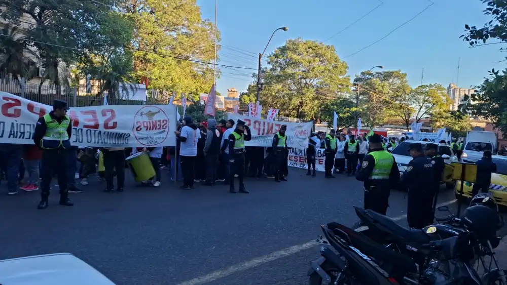 Mejor salario, seguro médico y otras reivindicaciones exigen enfermeros