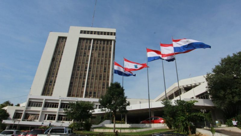 Escrachan morosos y piden “voluntad de pago” en Asunción