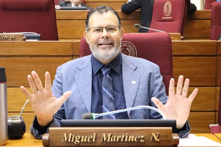 ¿Se quedarán con las ganas? No habría votos para suspender a diputado que llamó “colorratas” a cartistas