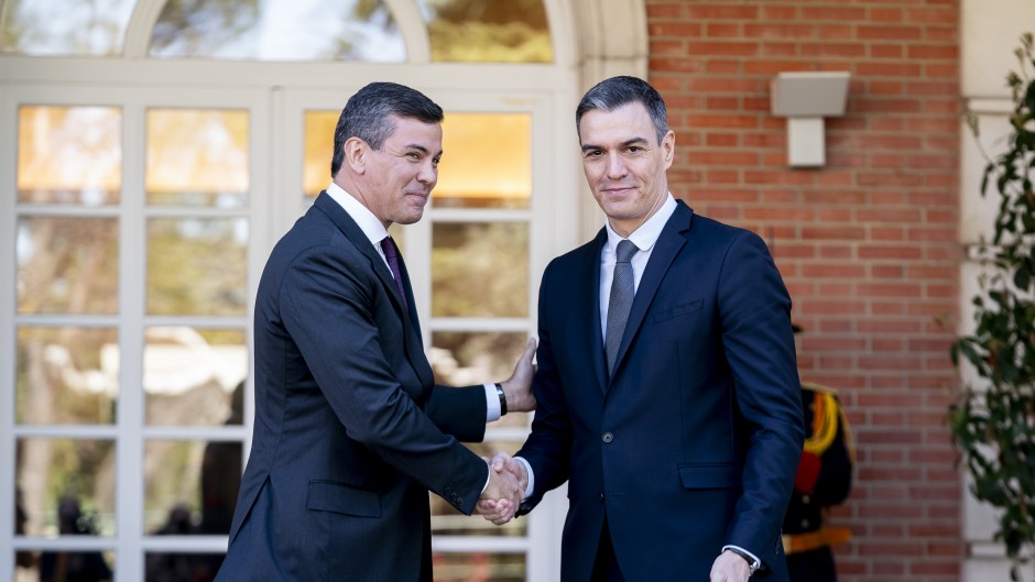 Peña recibe a presidente de España Pedro Sánchez tras elogiar a su antagonista, Santiago Abascal