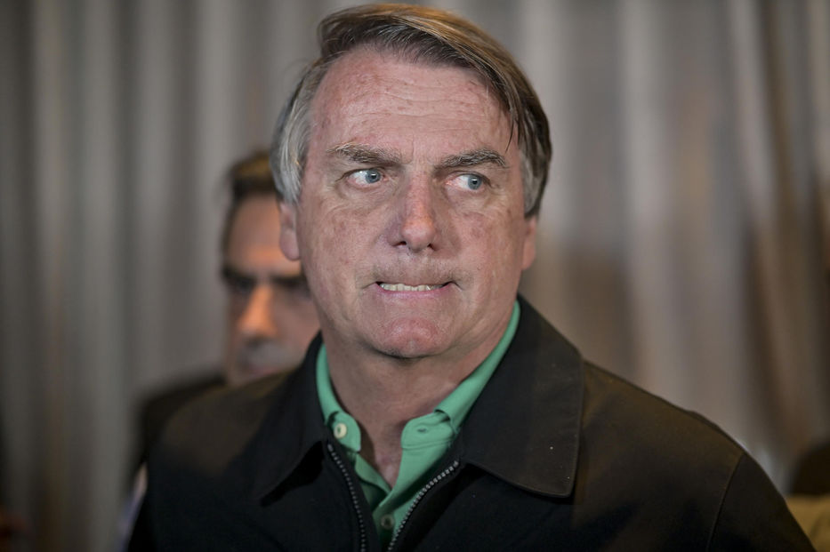 Tobillera y silencio digital: Bolsonaro, preso sin cárcel por orden de la Corte