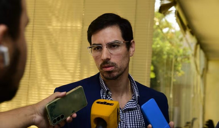 «Nenecho no puede volver nunca más”: concejal lo culpa de fundir la Municipalidad