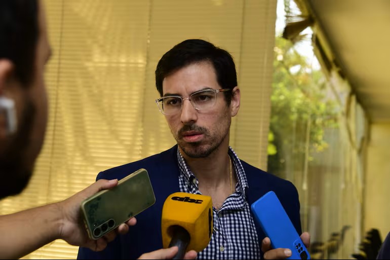 «Nenecho no puede volver nunca más”: concejal lo culpa de fundir la Municipalidad