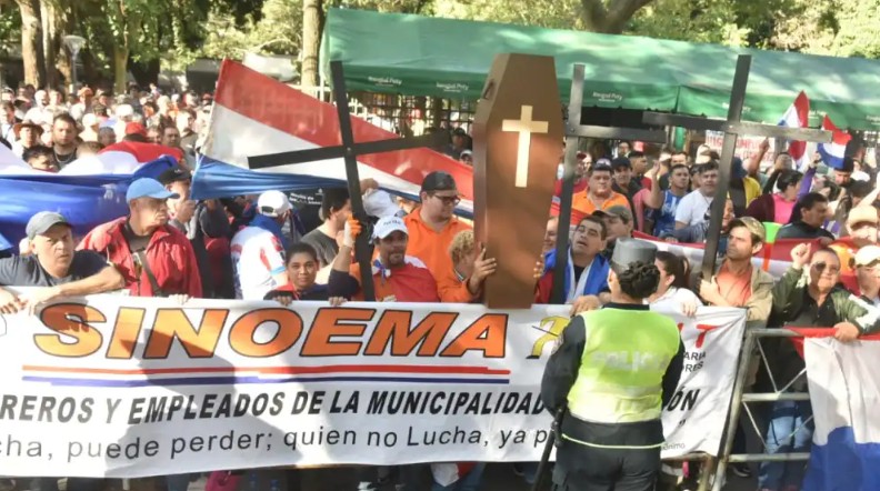 Funcionarios municipales paralizan Asunción: “Quieren esclavizarnos con esta ley”