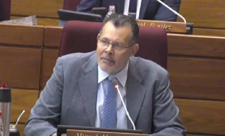 Diputado Martínez defiende los insultos como «cura» para la «drogadicción política»