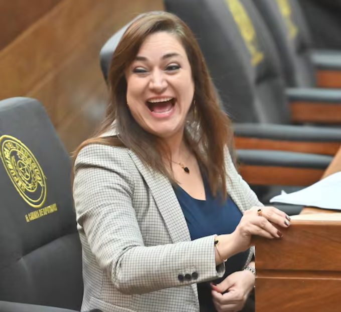Diputada Abed invocó edad de su hija para chulear críticas contra fiesta con lujo obsceno del clan Zacarías