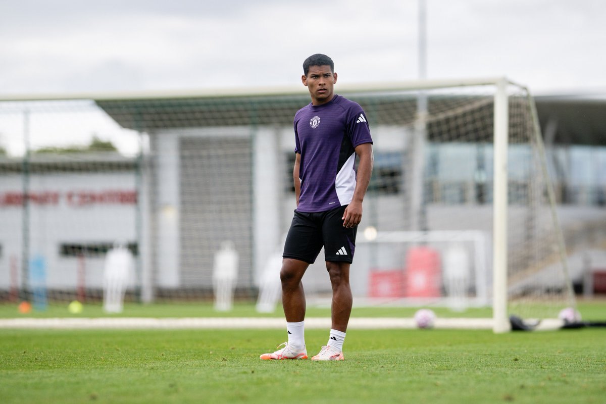 El importante anuncio que hizo el Manchester United sobre Diego León