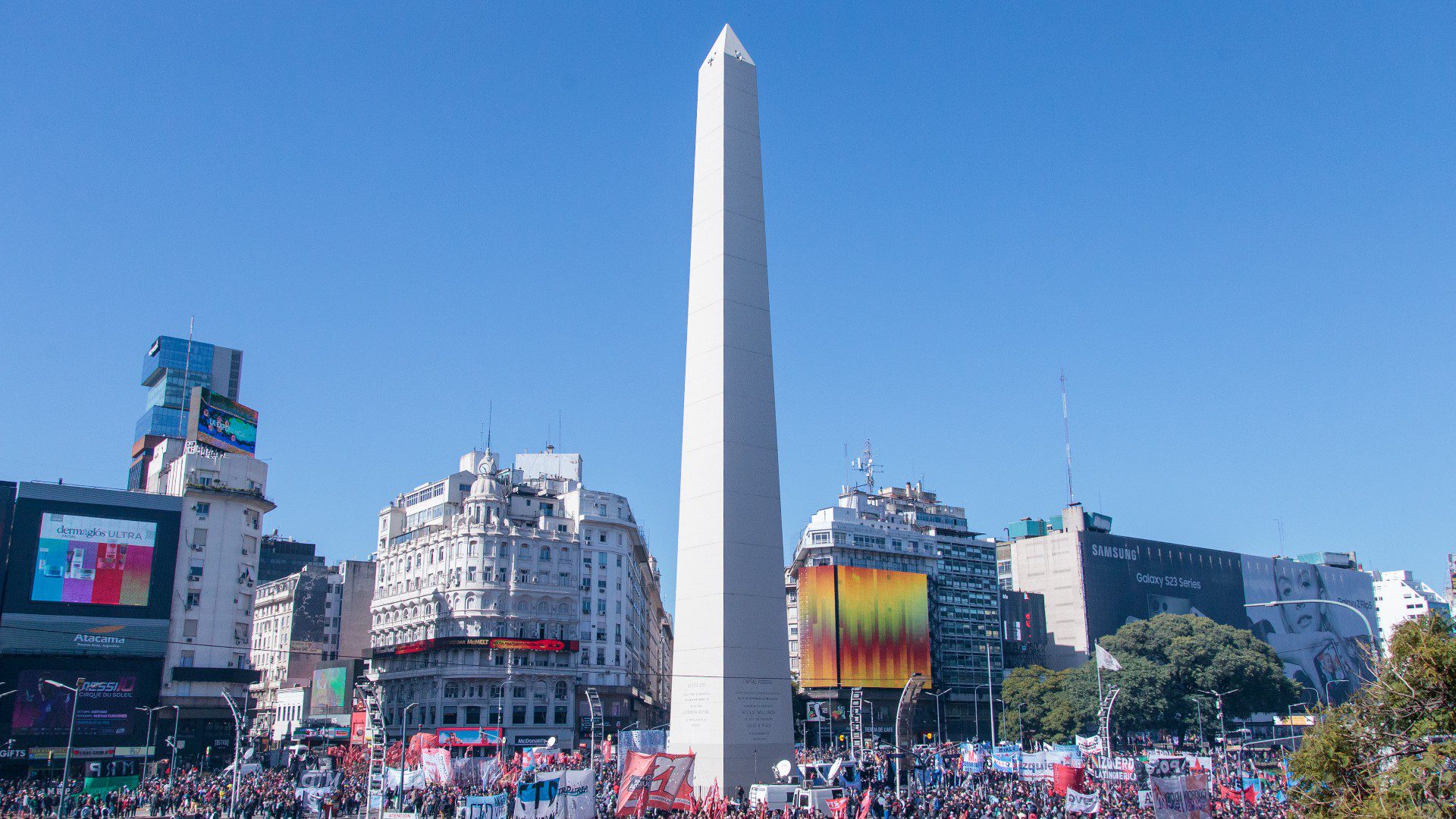 Obelisco de 40 metros divide opiniones en el Congreso: «Bachi» defiende su construcción