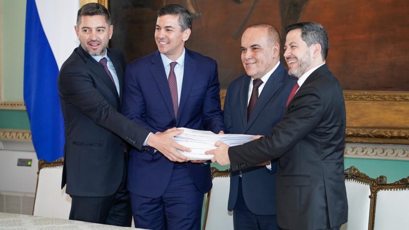 Ejecutivo presenta al Congreso paquete de 10 leyes económicas y de transporte