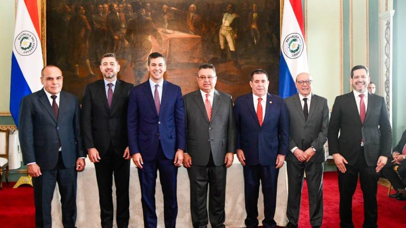 Gustavo Leite viola la ley y da charla política en la ANR como flamante embajador