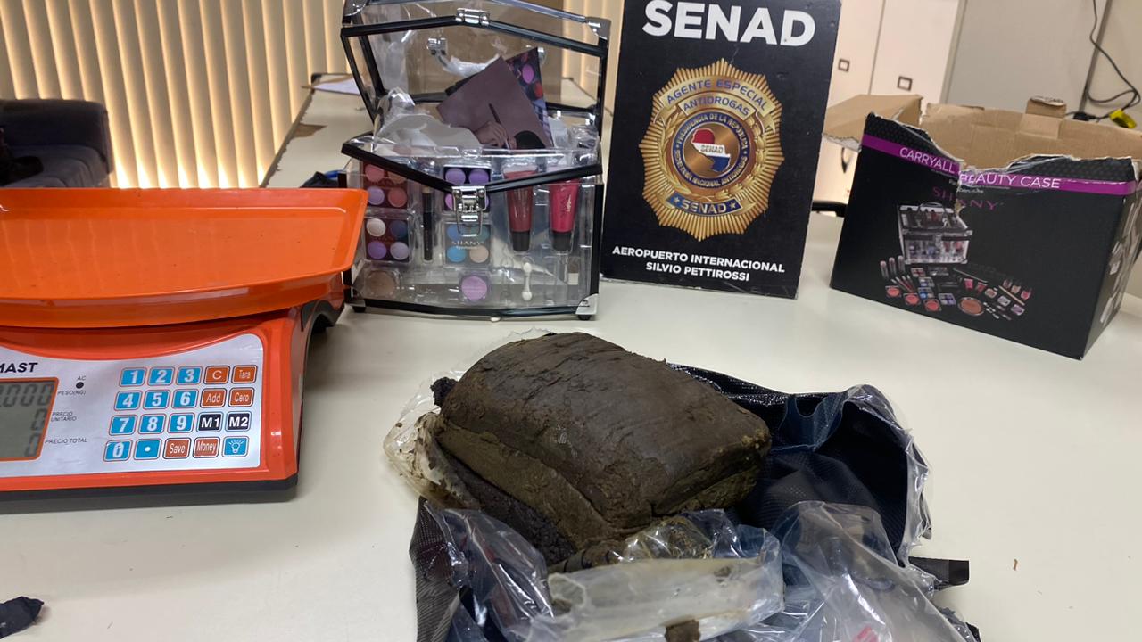 «Maquillar lo ilícito»: Frenan ingreso de marihuana camuflada en sets de maquillaje