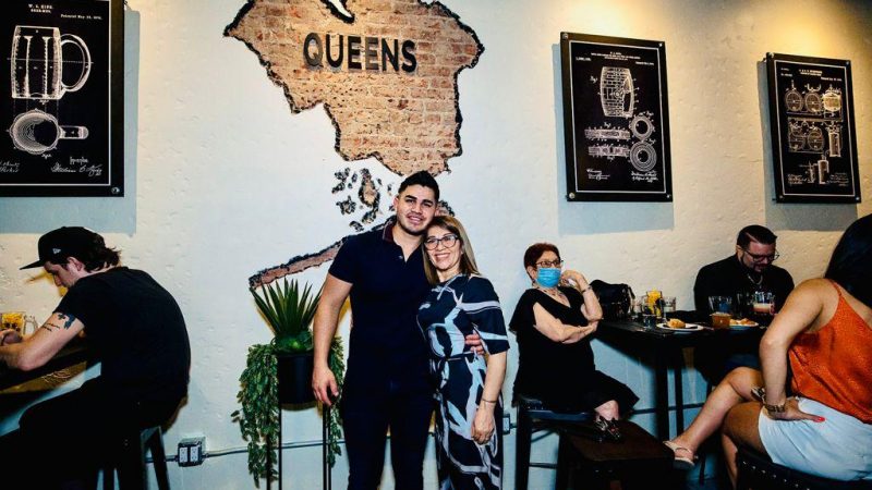 Un bar, picadas y una bandera: el paraguayo que plantó la cultura guaraní en plena Nueva York