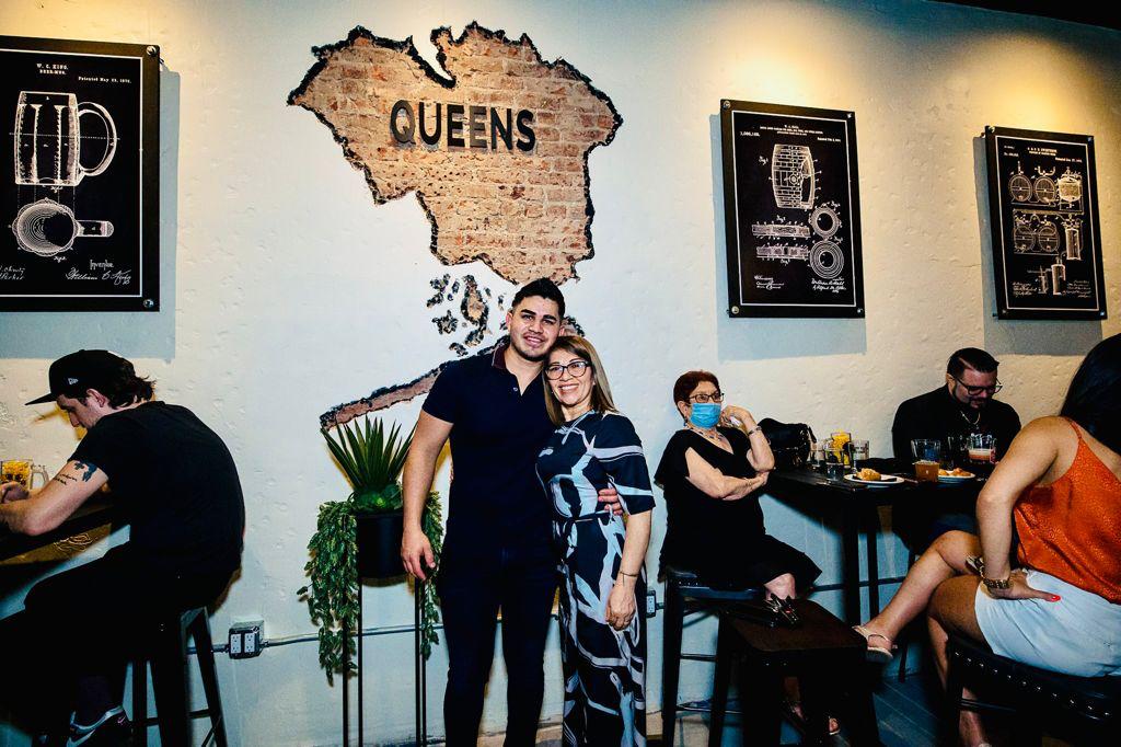 Un bar, picadas y una bandera: el paraguayo que plantó la cultura guaraní en plena Nueva York