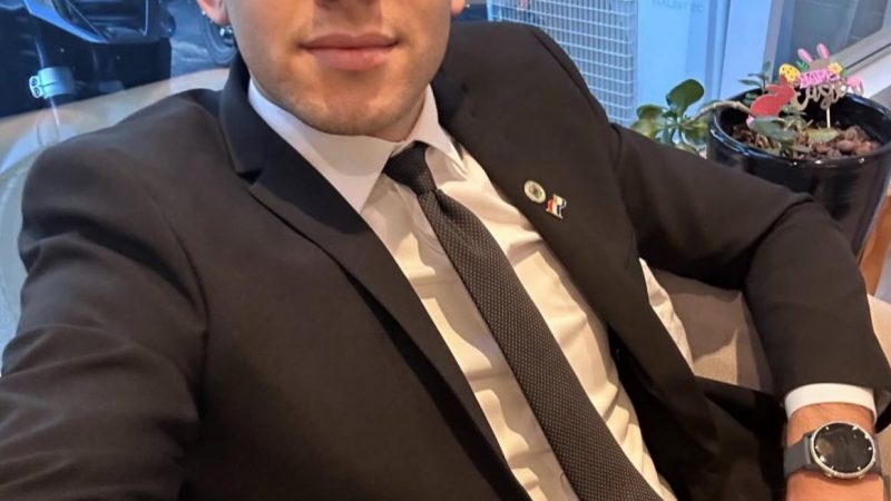 El árbitro facha que estudia, impone respeto… y esta semana tocó el corazón de todos