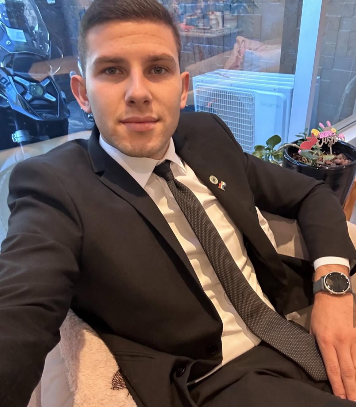 El árbitro facha que estudia, impone respeto… y esta semana tocó el corazón de todos