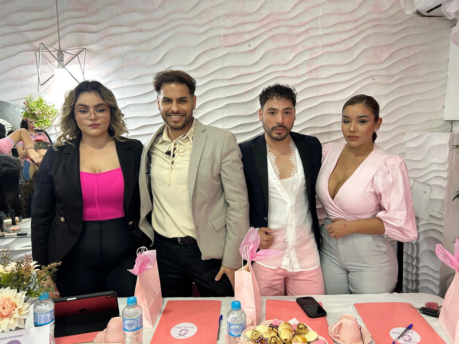 Muñeca Roga culmina su curso de Make Up y Peinado con los grandes del rubro