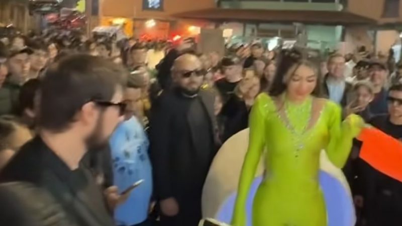 ¡INSÓLITO PERO REAL! La creadora de contenido para adultos Laurys Dyva salió de un huevo gigante y armó guayryry en la Expo