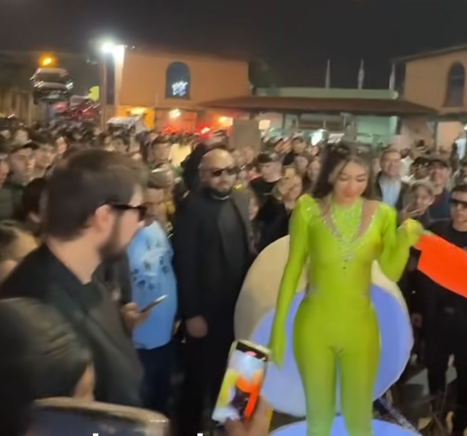 ¡INSÓLITO PERO REAL! La creadora de contenido para adultos Laurys Dyva salió de un huevo gigante y armó guayryry en la Expo