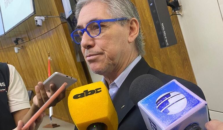 Gobierno se arrodilla ante transportistas y el paro sigue firme