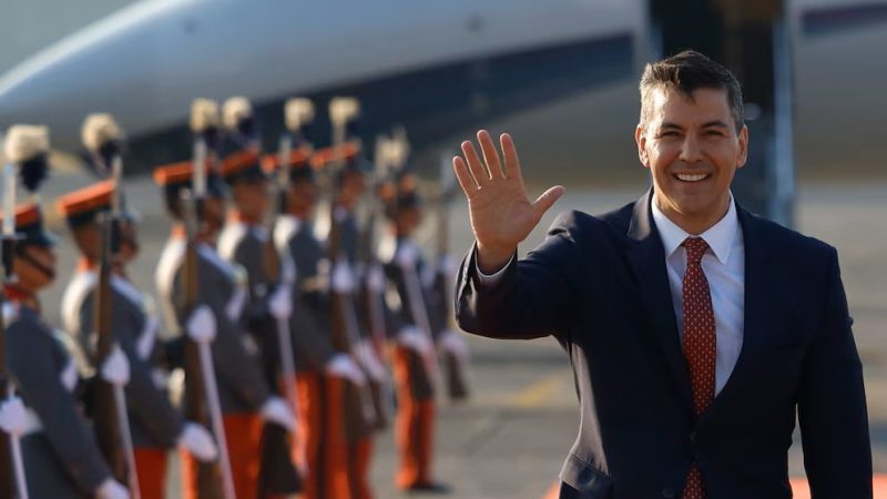 «Y se marchó…»: Peña inicia su gira rumbo al Reino Unido mientras el país espera soluciones