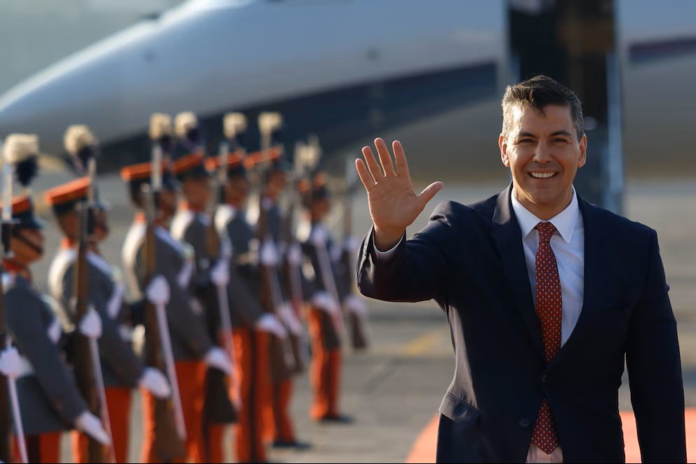 «Y se marchó…»: Peña inicia su gira rumbo al Reino Unido mientras el país espera soluciones