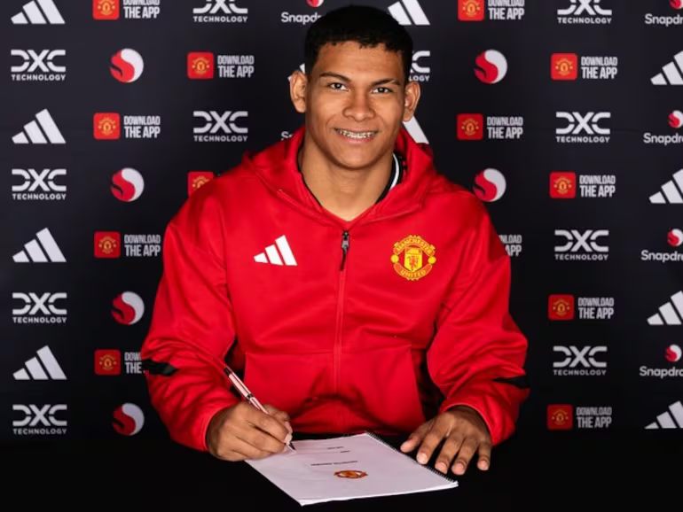 ¡Diego León fue presentado como nuevo jugador del Manchester United!