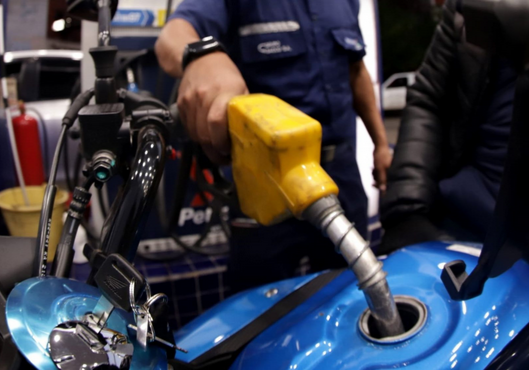 Senadores presentan proyecto de ley para transparentar costos de combustibles