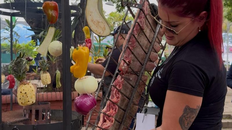 Asado guaraní en Nueva York con sabor, fuego y belleza nacional! Este domingo, la carne se sirve con talento paraguayo y una chef de lujo