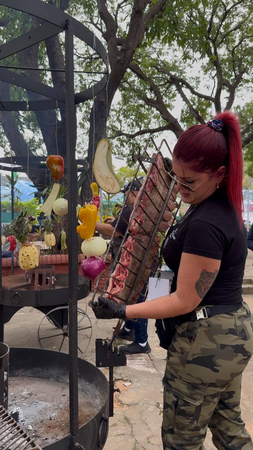 Asado guaraní en Nueva York con sabor, fuego y belleza nacional! Este domingo, la carne se sirve con talento paraguayo y una chef de lujo