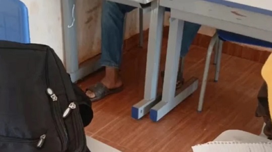 Maestra pide ayuda para sus alumnos que enfrentan el frío con zapatillas