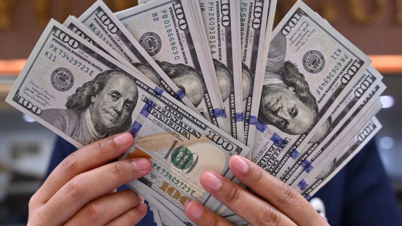Dólar cae a su nivel más bajo del 2025 y sorprende al mercado local