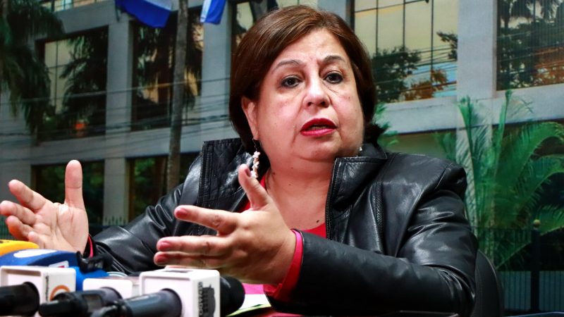 «Podemos dejar de comer carne, pero no de cargar combustible»: Senadora Martínez exige transparencia en precios