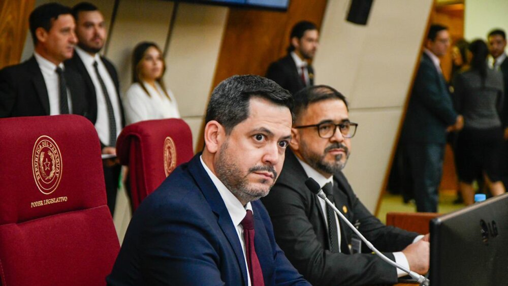 Diputados enfrentan a viceministro de Transporte por amenaza de paro de buses