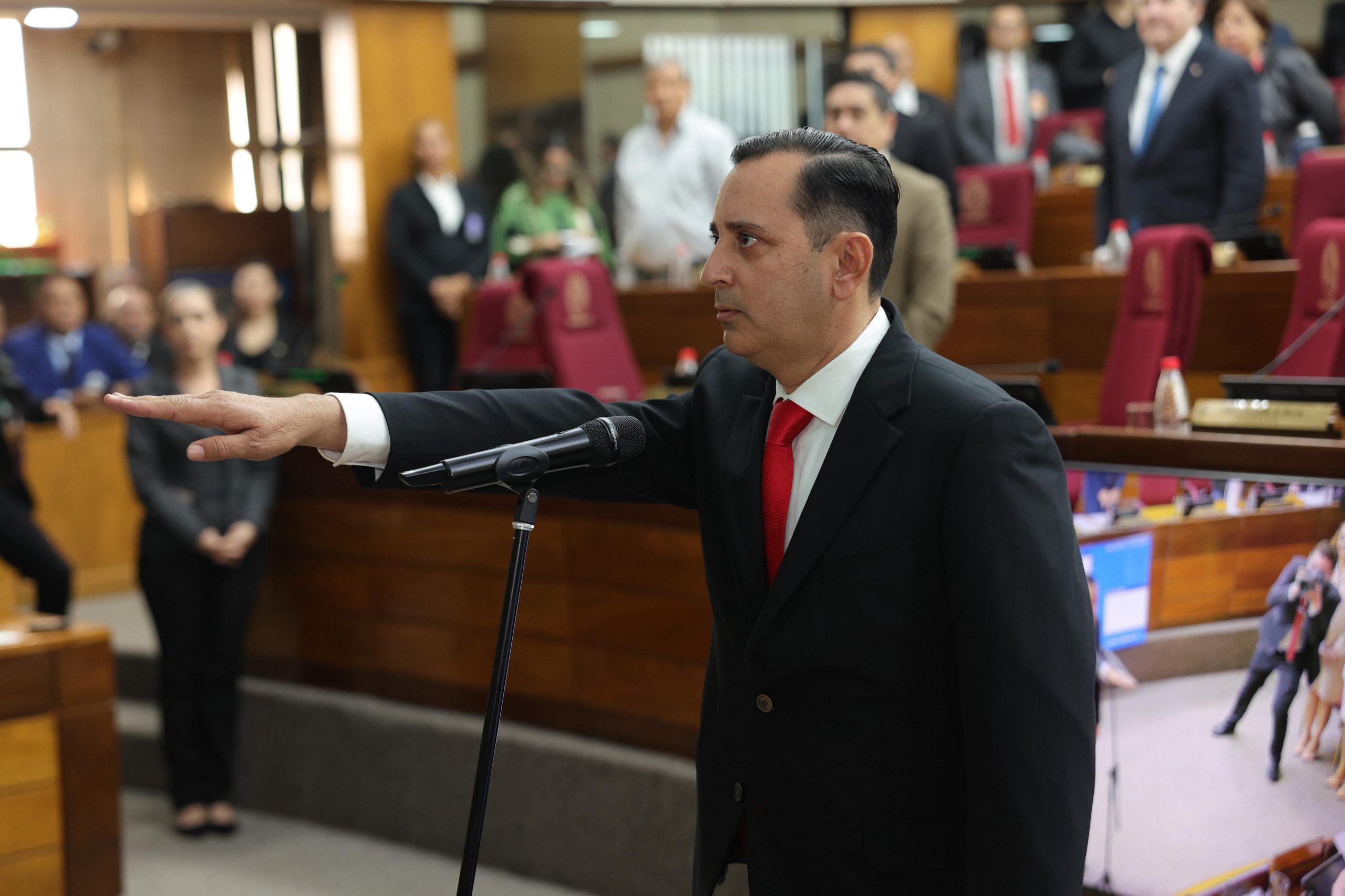 Alfonso Noria asume banca en el Senado en reemplazo de Gustavo Leite