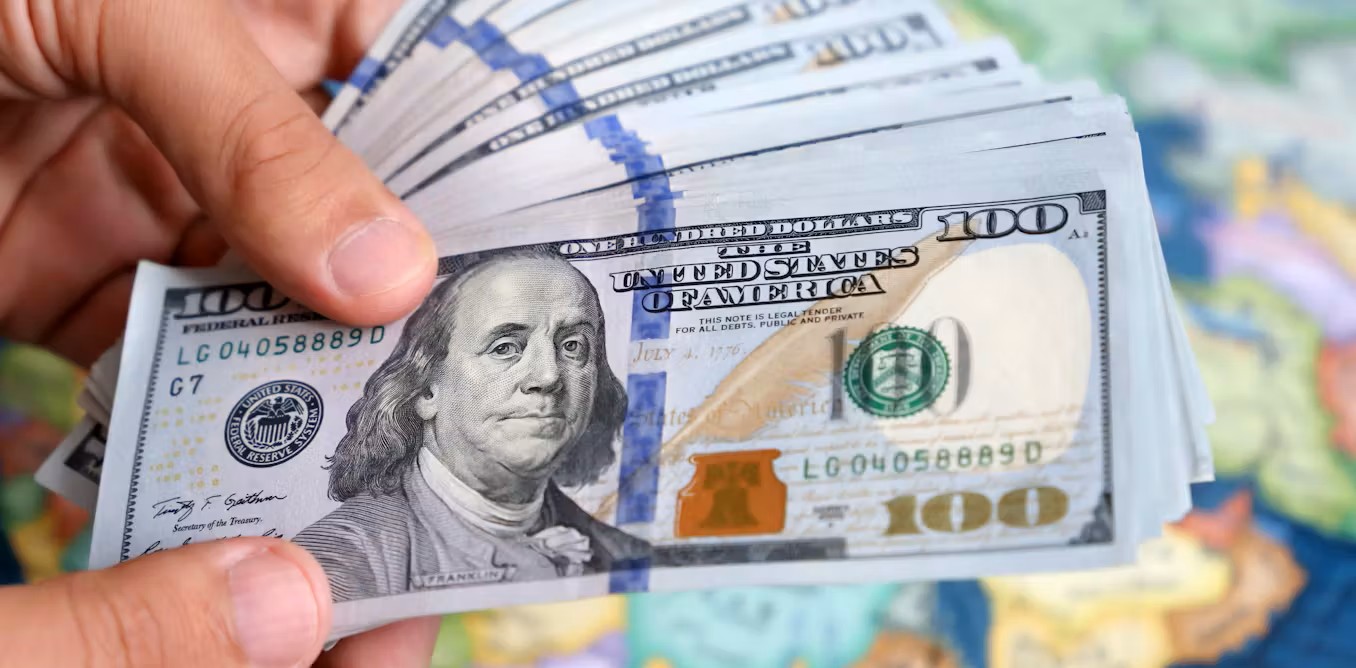 Economista argumenta que baja del dólar se debe a diversos factores en el país