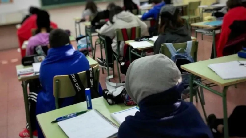 Escuelas pueden adaptar sus horarios ante el frío si hay acuerdo comunitario