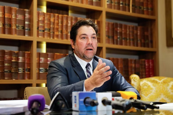 Hijo de Lalo Gomes transfirió fincas a su abogado Óscar Tuma y fiscalía investiga frustración de comiso