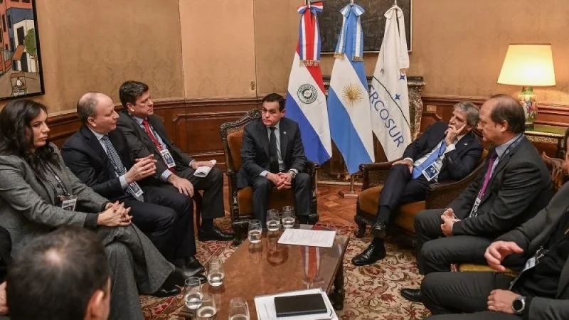 Cancillería asegura que trabaja con Argentina para resolver transbordo de combustibles en la Hidrovía