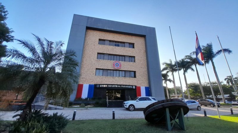 UIP “llama a la reflexión” a empresarios para reducir precios ante caída del dólar