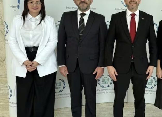 Raúl Latorre defiende a su comunicadora estrella pese a no haber concursado